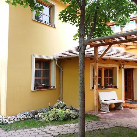 エステルゴム Karpatia Panzio Bed & Breakfast エクステリア 写真