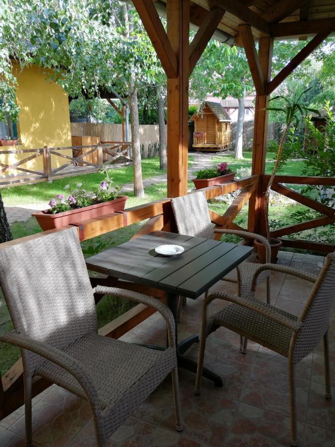 エステルゴム Karpatia Panzio Bed & Breakfast エクステリア 写真
