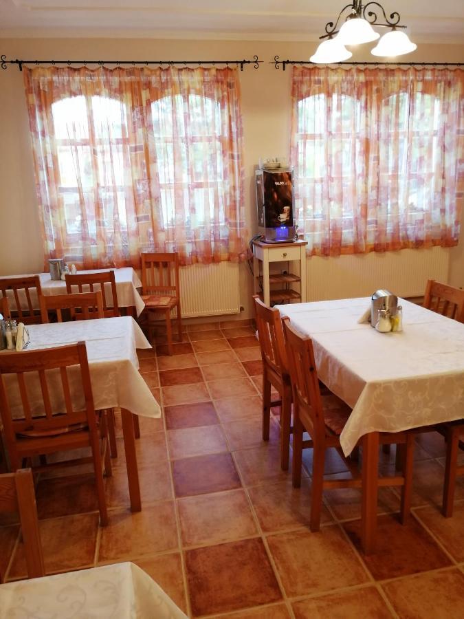 エステルゴム Karpatia Panzio Bed & Breakfast エクステリア 写真