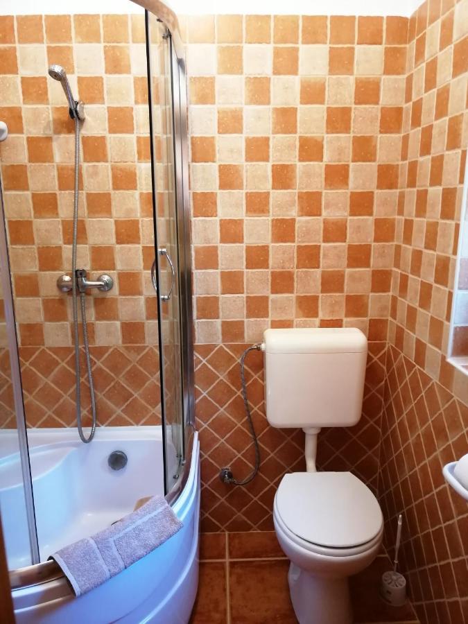 エステルゴム Karpatia Panzio Bed & Breakfast エクステリア 写真