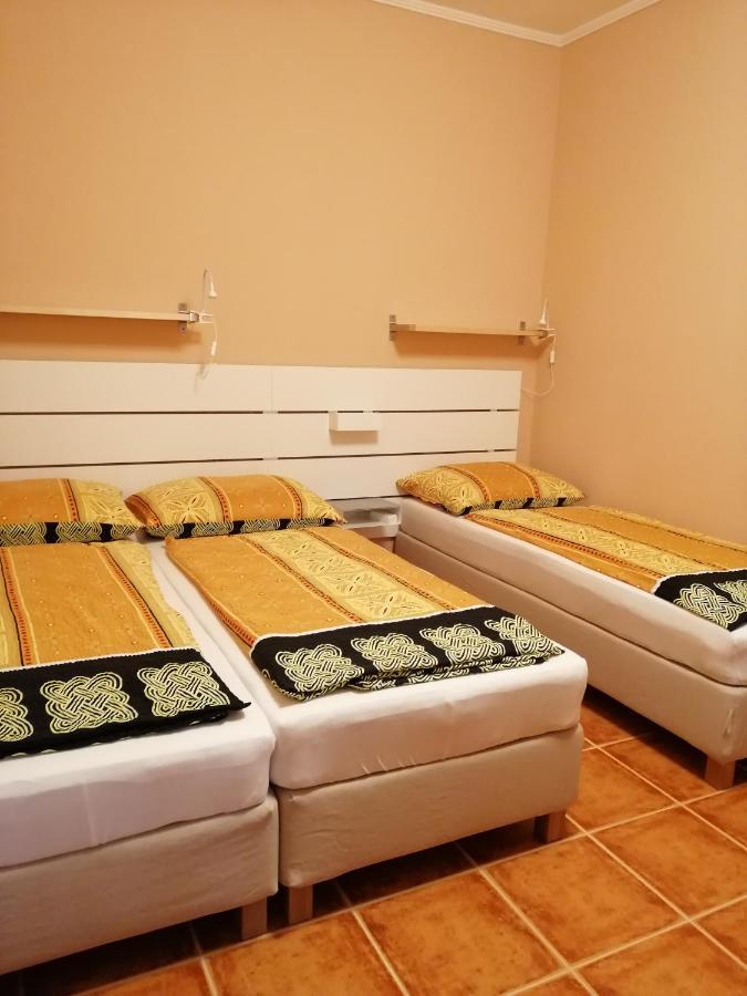 エステルゴム Karpatia Panzio Bed & Breakfast エクステリア 写真