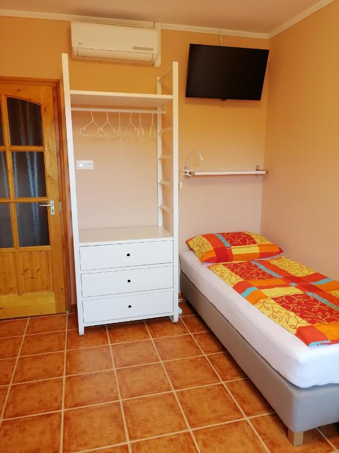 エステルゴム Karpatia Panzio Bed & Breakfast エクステリア 写真