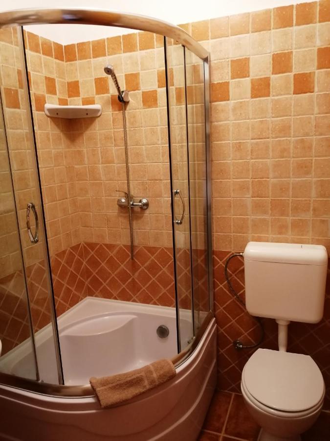 エステルゴム Karpatia Panzio Bed & Breakfast エクステリア 写真