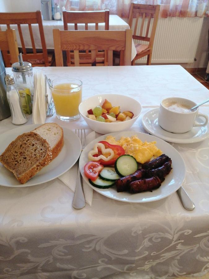 エステルゴム Karpatia Panzio Bed & Breakfast エクステリア 写真