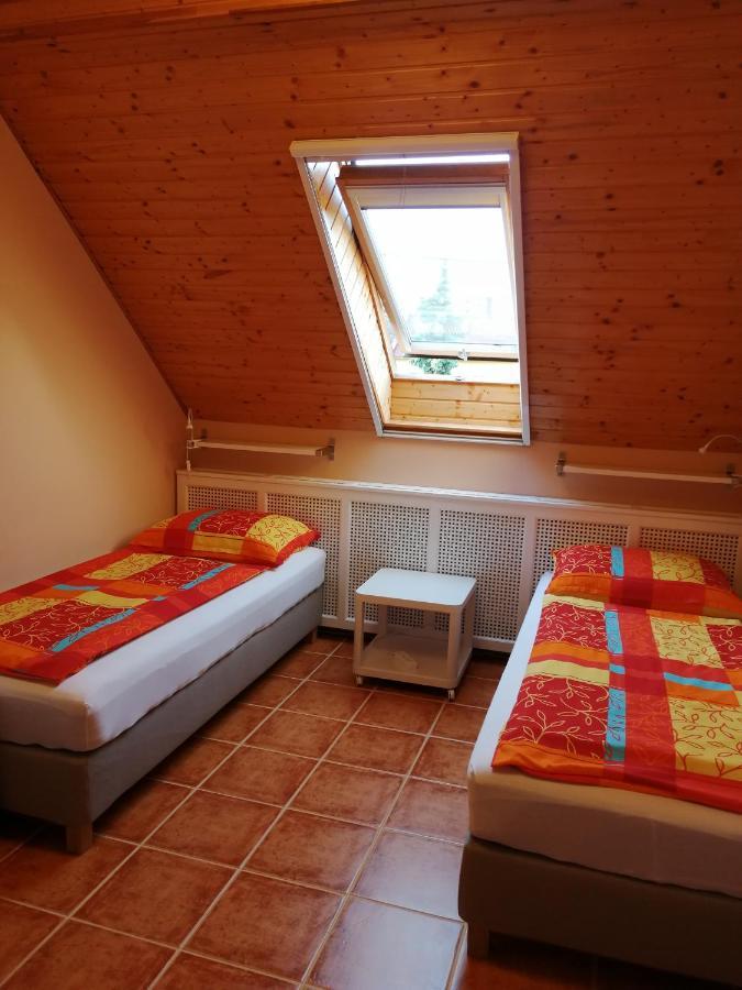 エステルゴム Karpatia Panzio Bed & Breakfast エクステリア 写真