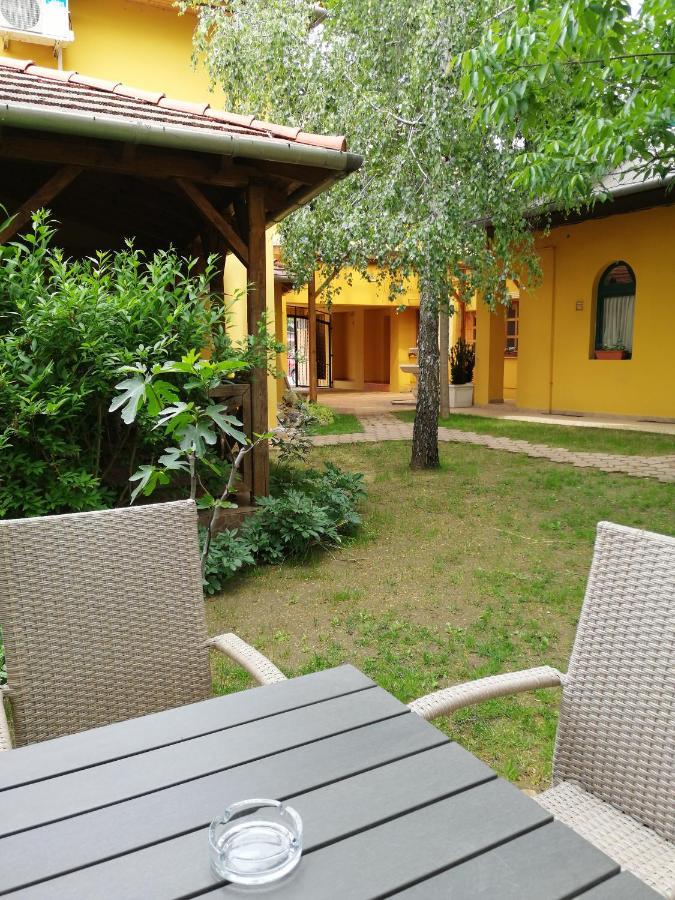 エステルゴム Karpatia Panzio Bed & Breakfast エクステリア 写真